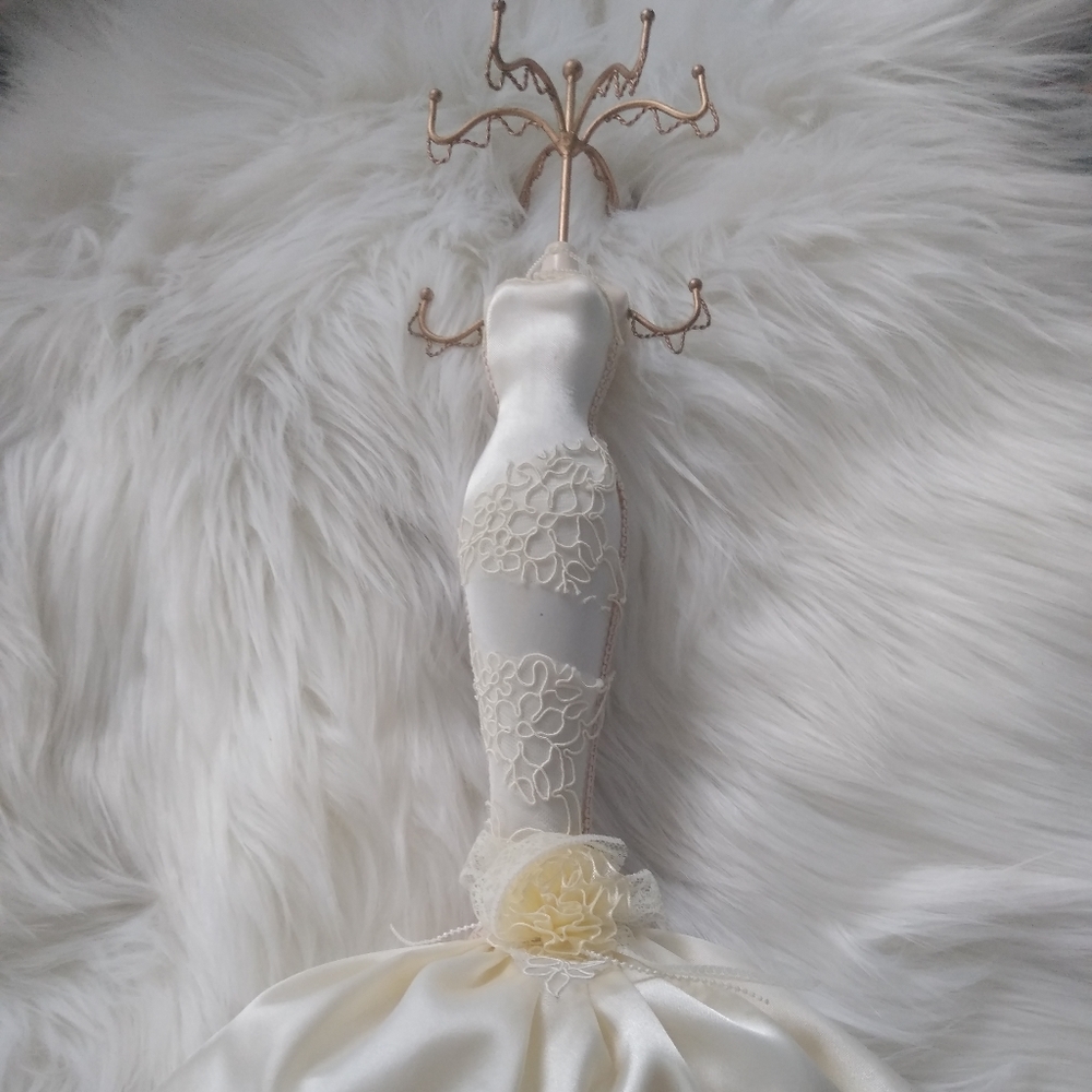 Mannequin jewelry stand